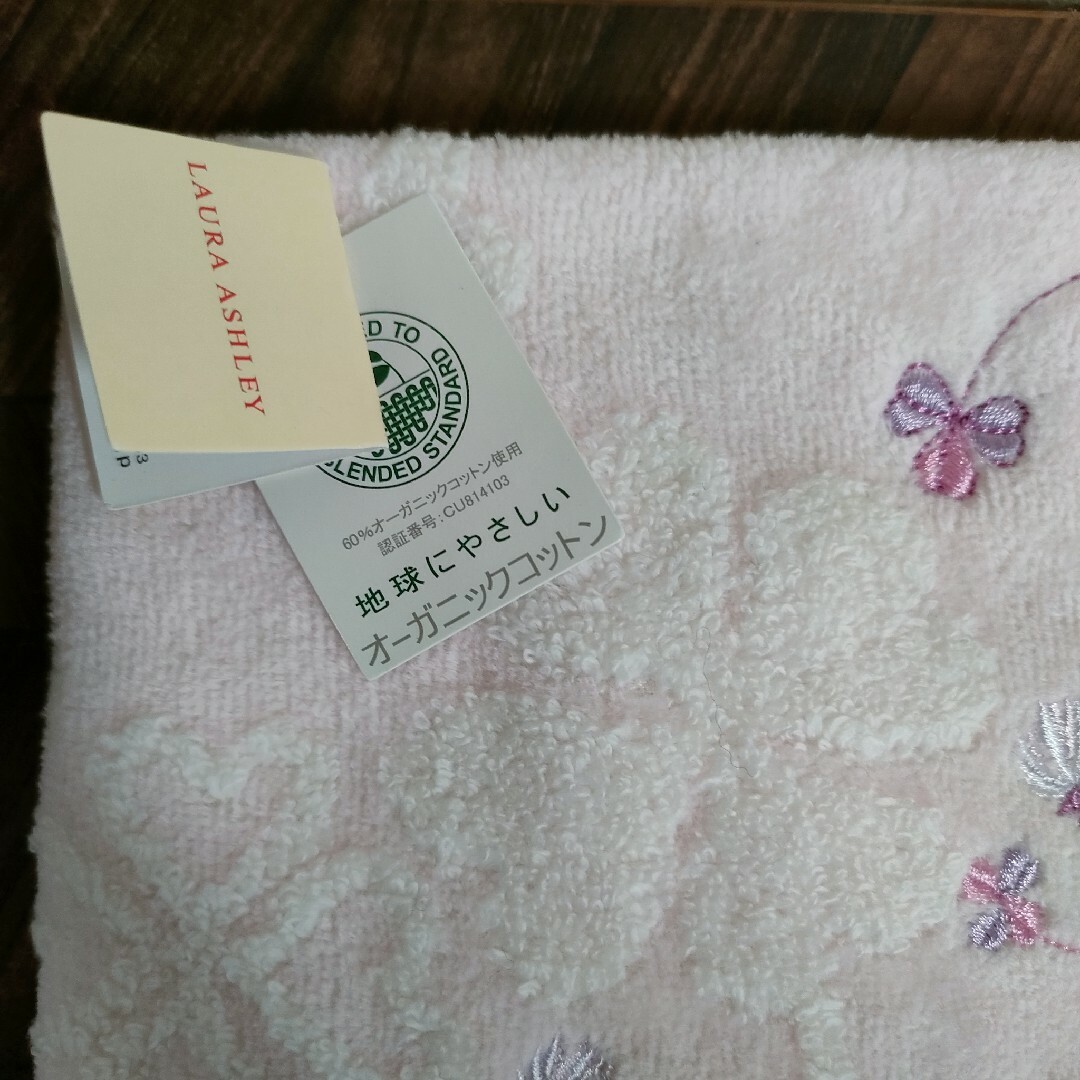 LAURA ASHLEY(ローラアシュレイ)の☆新品タグ付き☆ローラアシュレイ タオルハンカチ 2枚セット レディースのファッション小物(ハンカチ)の商品写真