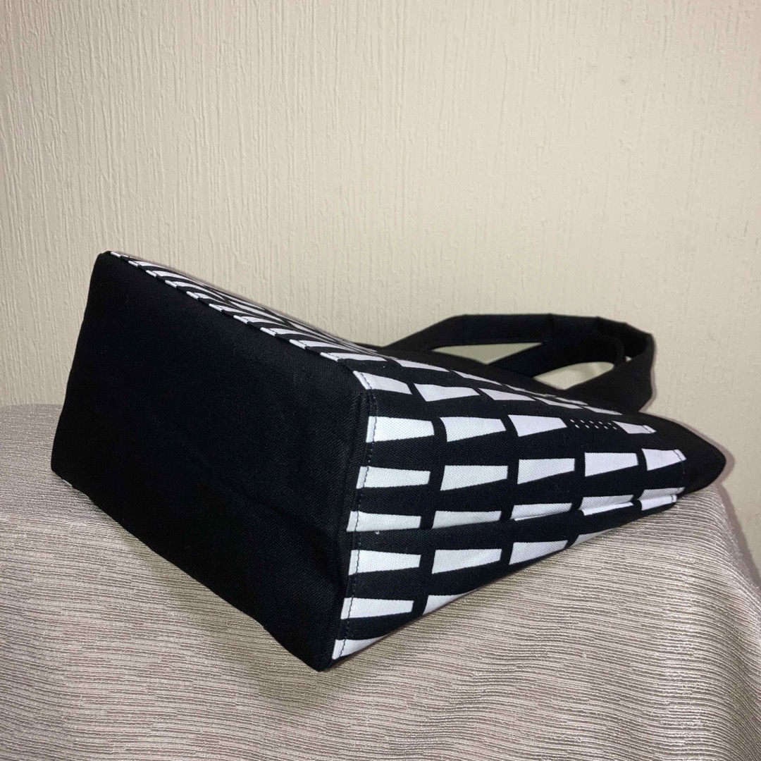 トートバッグ　ポーチセット　黒白 ハンドメイドのファッション小物(バッグ)の商品写真