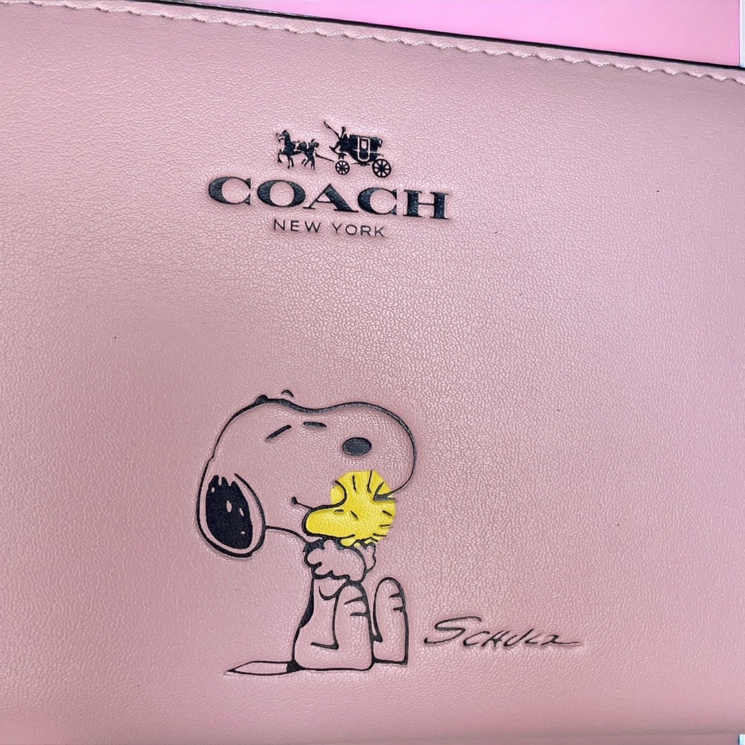 COACH(コーチ)の【新品未使用】　COACH 　 長財布　ロングジップ　ピンク　スヌーピー レディースのファッション小物(財布)の商品写真