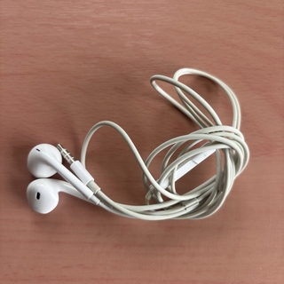 アップル(Apple)のApple純正　有線イヤホン　EarPods(ストラップ/イヤホンジャック)