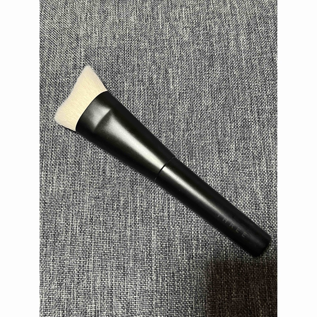 THREE(スリー)のTHREE ストラクチャードファンデーションブラシ コスメ/美容のメイク道具/ケアグッズ(チーク/フェイスブラシ)の商品写真