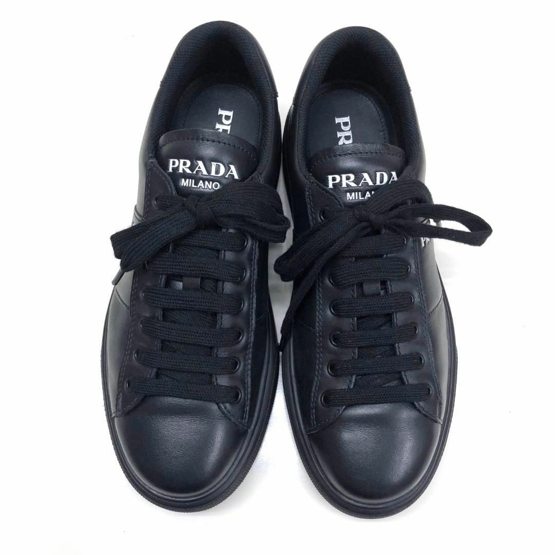 PRADA(プラダ)の【ほぼ未使用】PRADA プラダ レザー スニーカー ブラック  ロゴ 28.5 メンズの靴/シューズ(スニーカー)の商品写真