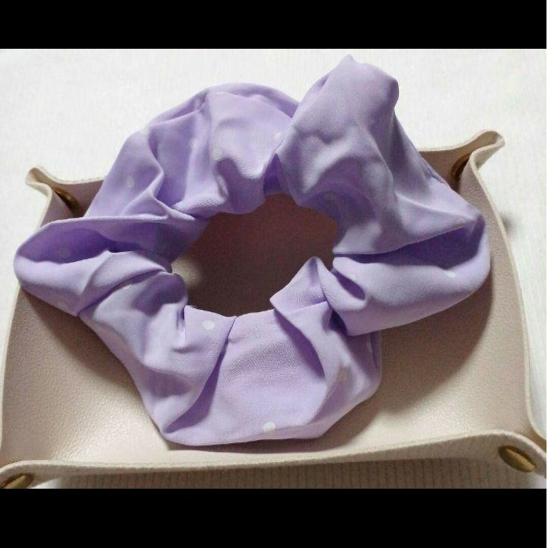 パープル ドット シュシュ 紫 水玉 レディースのヘアアクセサリー(ヘアゴム/シュシュ)の商品写真