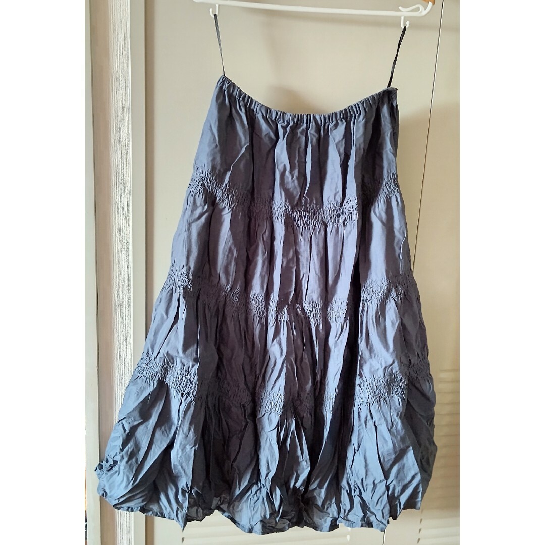 GU(ジーユー)のGU ティアード ロングフレアスカート ブルーグレー 裏地付き L レディースのスカート(ロングスカート)の商品写真