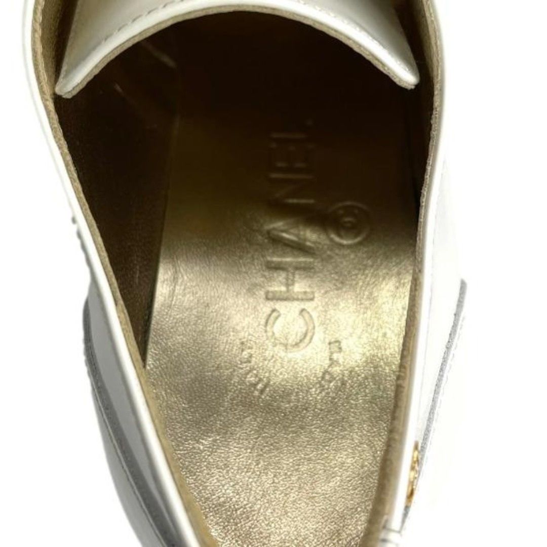 CHANEL(シャネル)の[USED/中古]CHANEL シャネル ブーツ エナメル ホワイト ハイヒール 未使用 36C ホワイト ベージュ パテントレザー・エナメル 36C G33057 中古 ai-tdc-003843-4e レディースの靴/シューズ(ハイヒール/パンプス)の商品写真