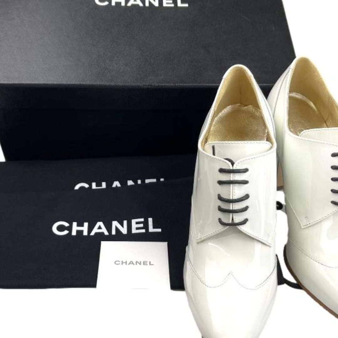 CHANEL(シャネル)の[USED/中古]CHANEL シャネル ブーツ エナメル ホワイト ハイヒール 未使用 36C ホワイト ベージュ パテントレザー・エナメル 36C G33057 中古 ai-tdc-003843-4e レディースの靴/シューズ(ハイヒール/パンプス)の商品写真