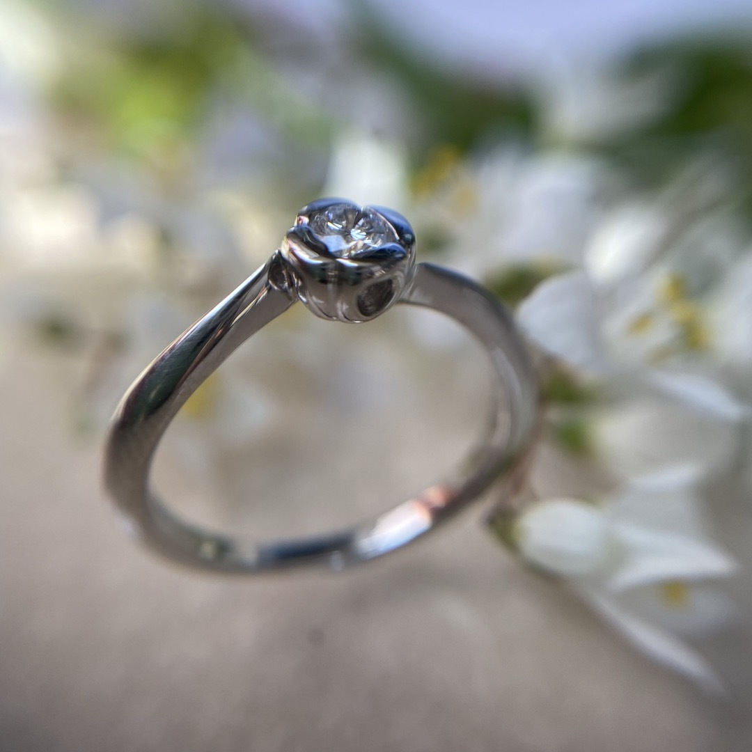 Pt900  フラワーセティング ダイヤモンド リング レディースのアクセサリー(リング(指輪))の商品写真