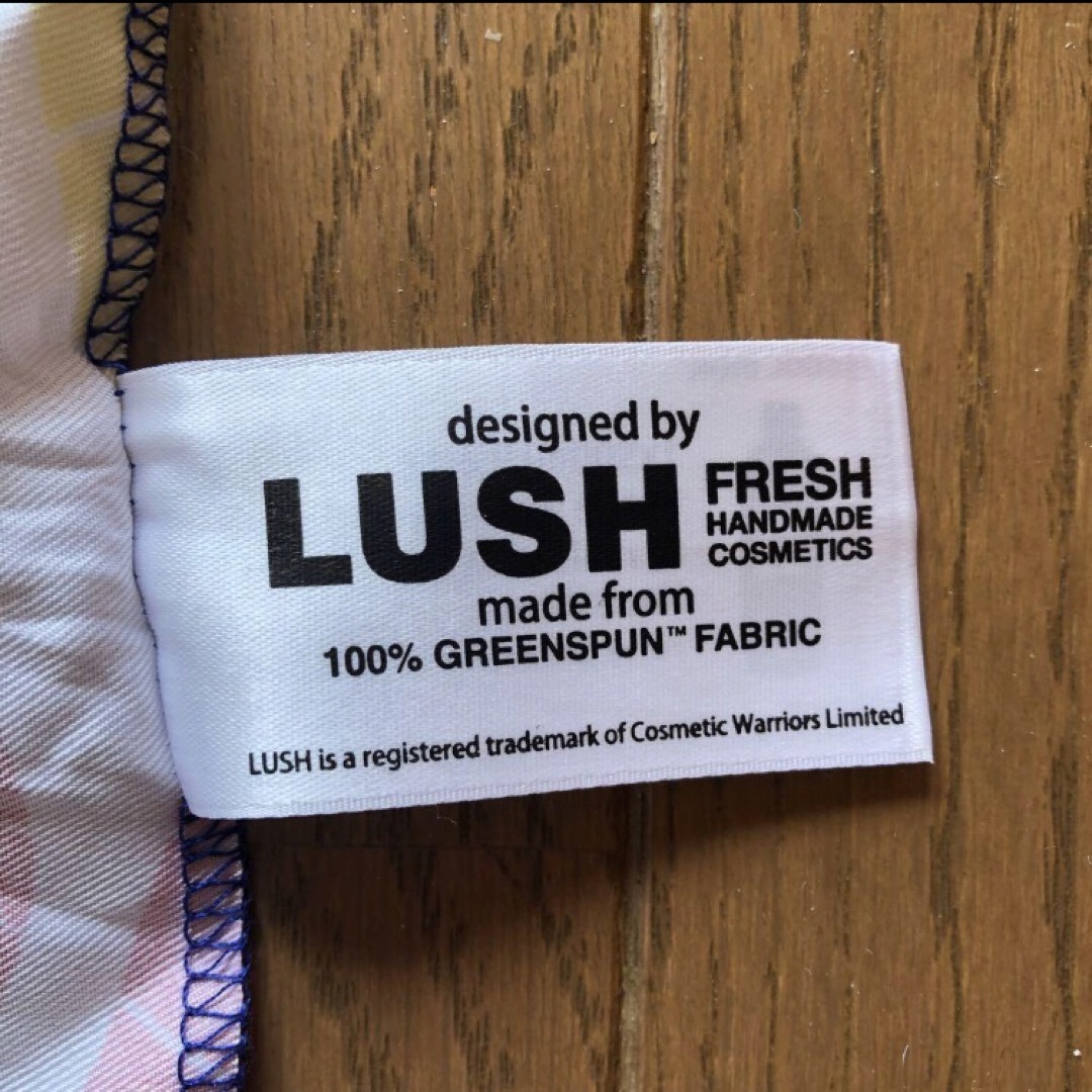 LUSH(ラッシュ)のLUSH KNOT WRAP プレイング ウィズ シェイプス　ビンテージ インテリア/住まい/日用品のオフィス用品(ラッピング/包装)の商品写真