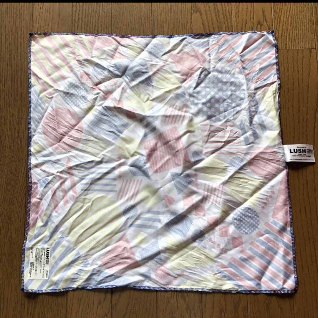 LUSH(ラッシュ)のLUSH KNOT WRAP プレイング ウィズ シェイプス　ビンテージ インテリア/住まい/日用品のオフィス用品(ラッピング/包装)の商品写真