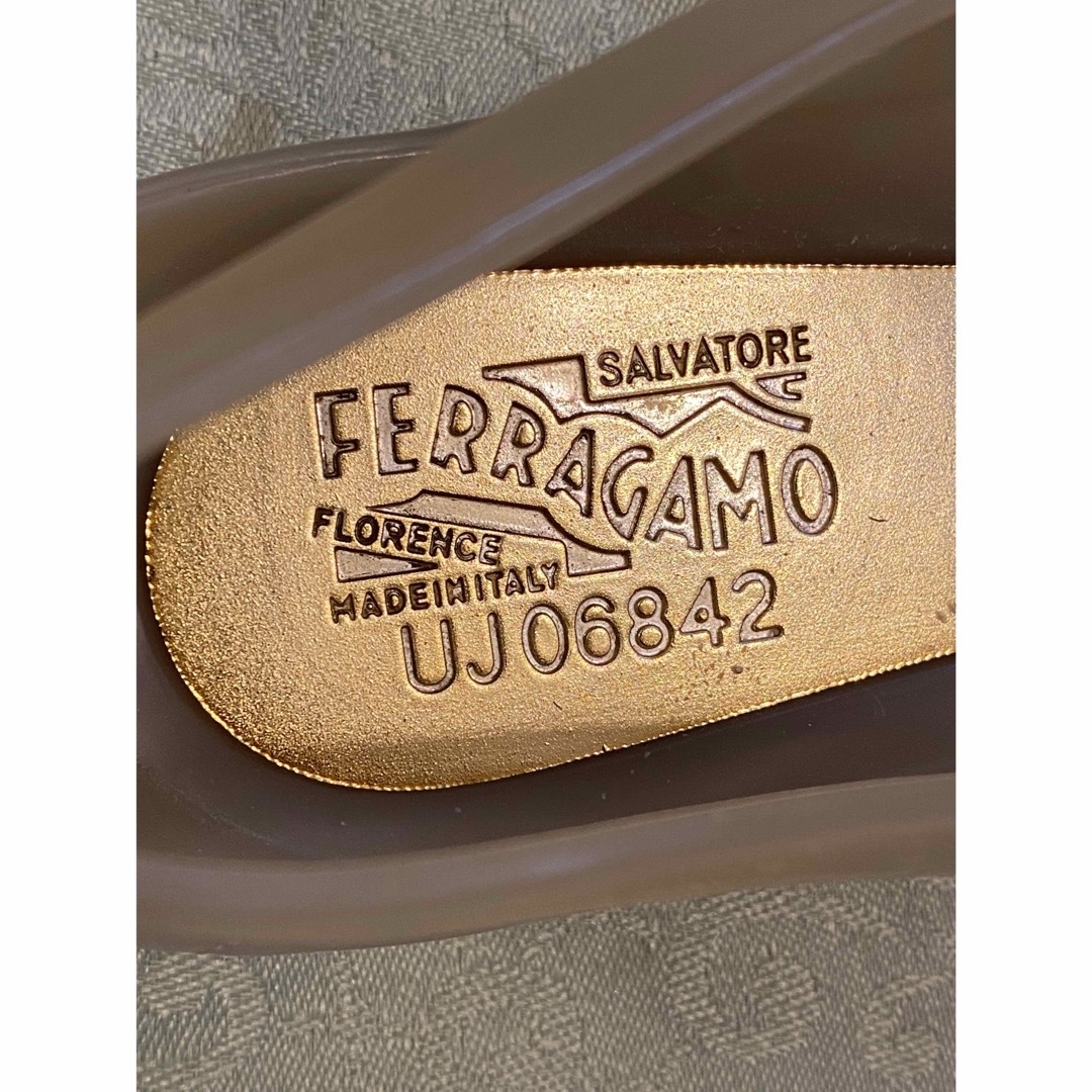 Salvatore Ferragamo(サルヴァトーレフェラガモ)の【Ferragamo】ラバーシューズ ライトベージュ レディースの靴/シューズ(サンダル)の商品写真