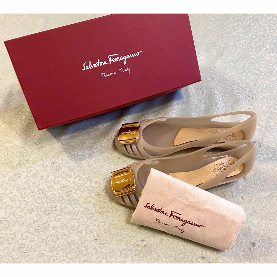 Salvatore Ferragamo(サルヴァトーレフェラガモ)の【Ferragamo】ラバーシューズ ライトベージュ レディースの靴/シューズ(サンダル)の商品写真