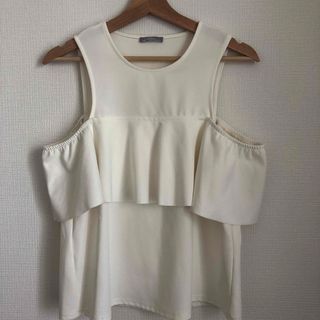 ザラ(ZARA)の美品　トップス　半袖　フリル　ZARA ザラ　オフショル　肩出し(シャツ/ブラウス(半袖/袖なし))