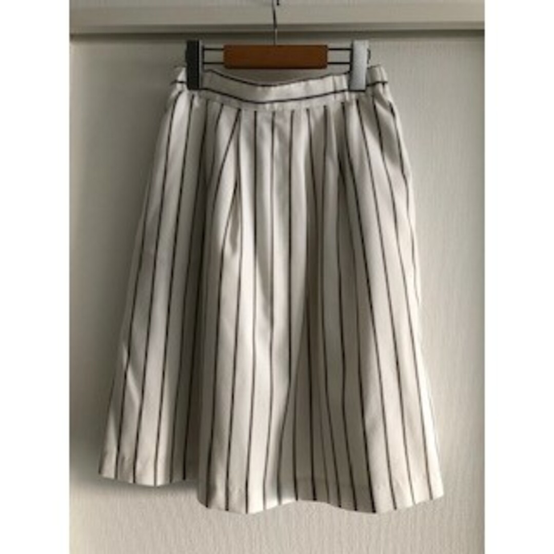 白　ストライプスカート レディースのスカート(ひざ丈スカート)の商品写真