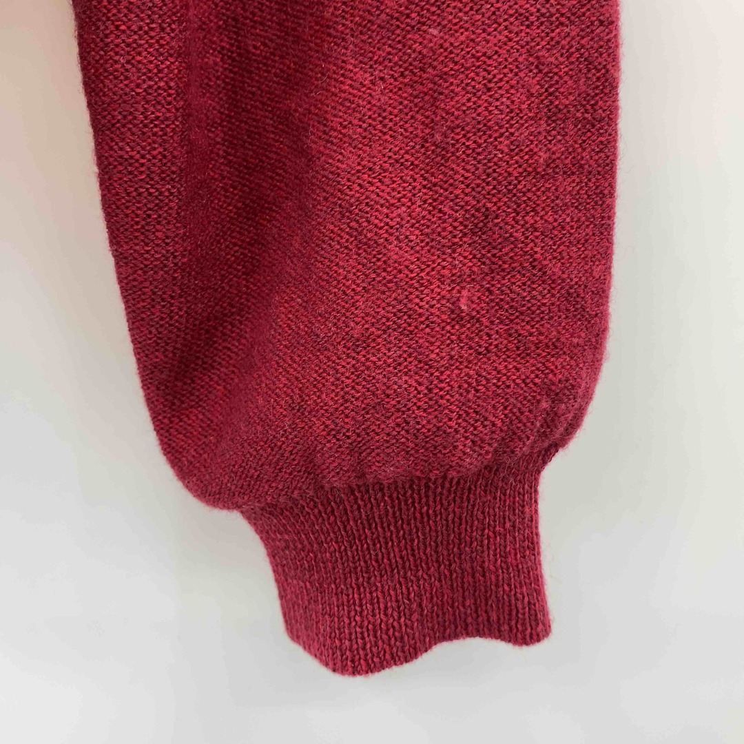 MODA レディース ニット セーター ハイネック レッド ウール 鉤針編みパッチポケット レディースのトップス(ニット/セーター)の商品写真
