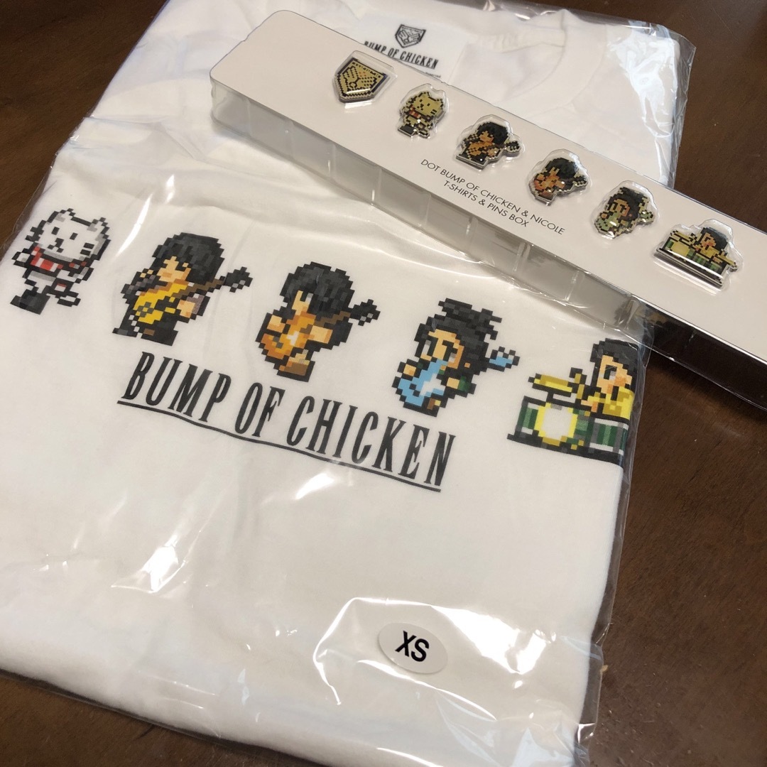 BUMP OF CHICKEN(バンプオブチキン)の【BUMP OF CHICKEN】FFコラボTシャツ&ピンバッジ エンタメ/ホビーのタレントグッズ(ミュージシャン)の商品写真