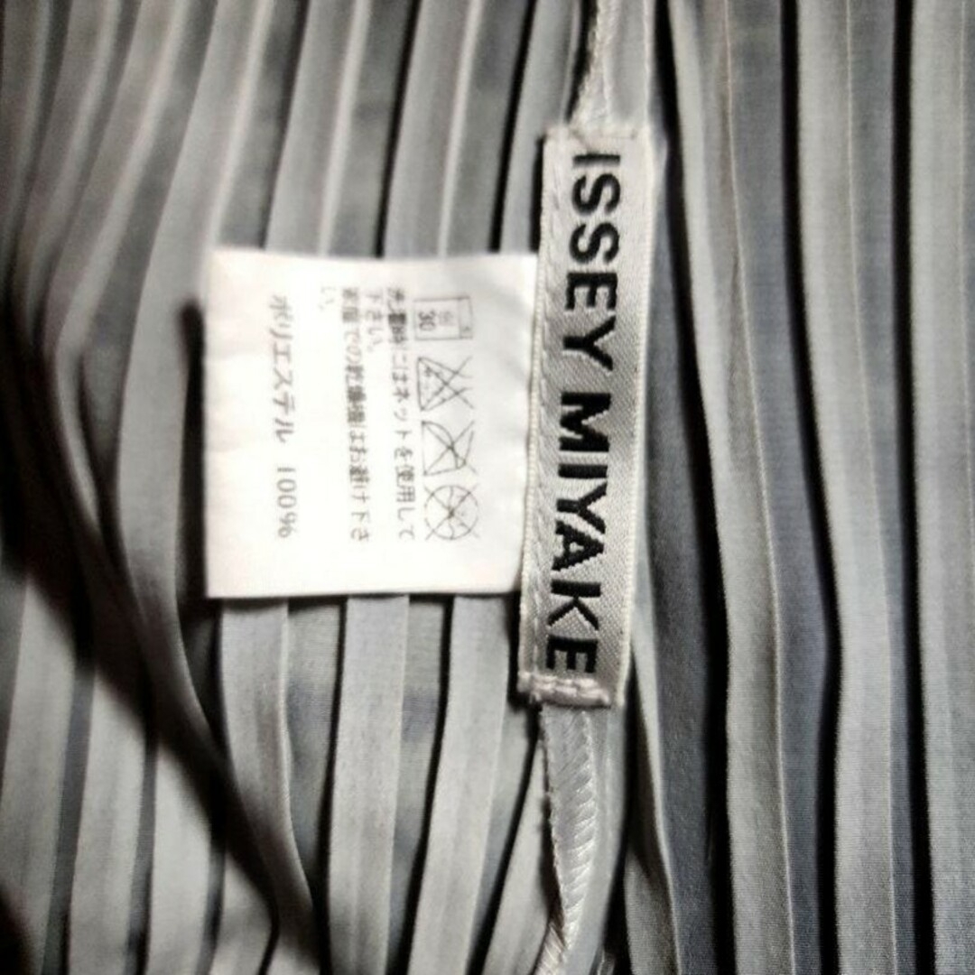 ISSEY MIYAKE(イッセイミヤケ)の美品　ISSEY MIYAKE　イッセイミヤケ　総プリーツ　変形　ワンピース レディースのワンピース(ひざ丈ワンピース)の商品写真