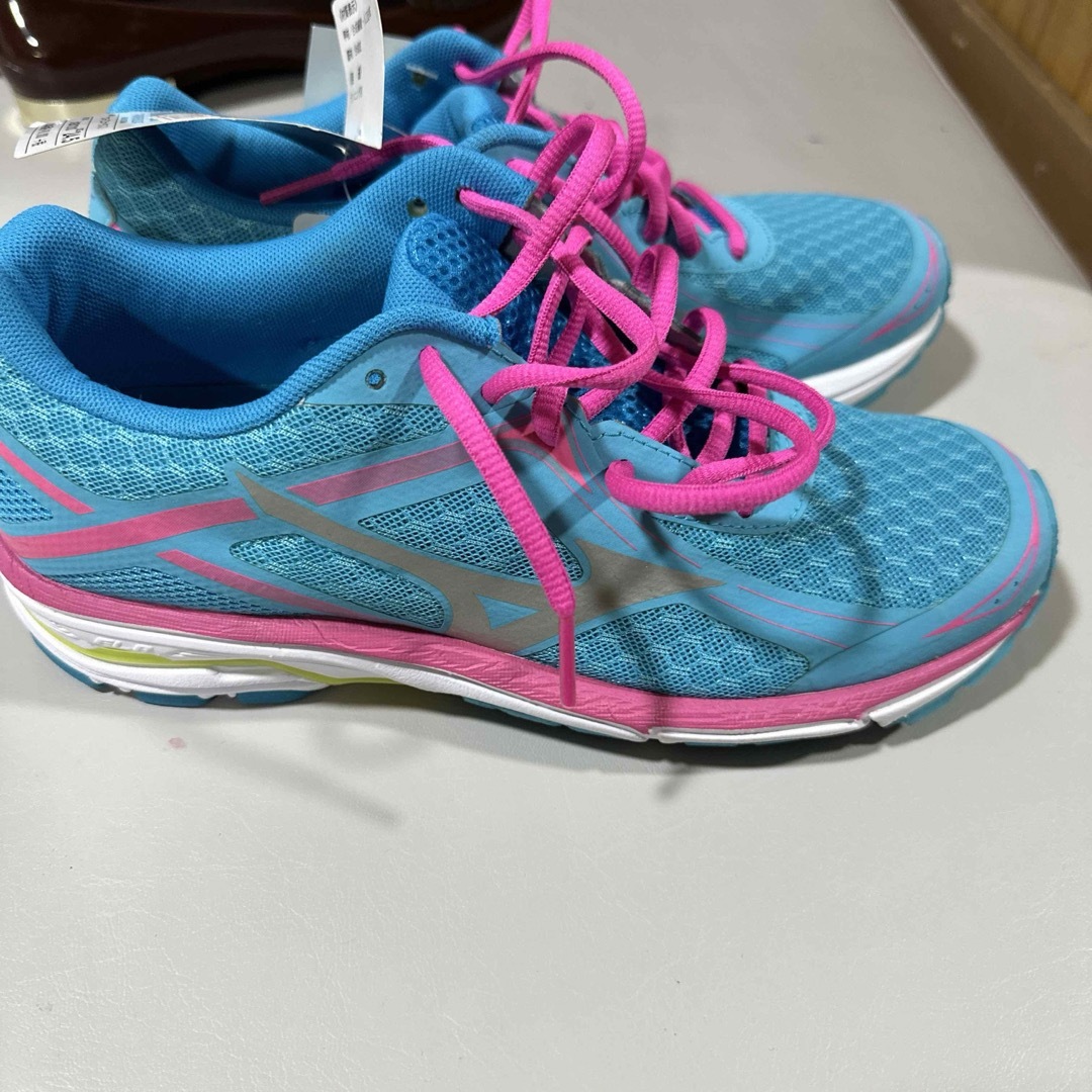 MIZUNO(ミズノ)のミズノ　水色　シューズ　24.5 水色　ピンク レディースの靴/シューズ(スニーカー)の商品写真