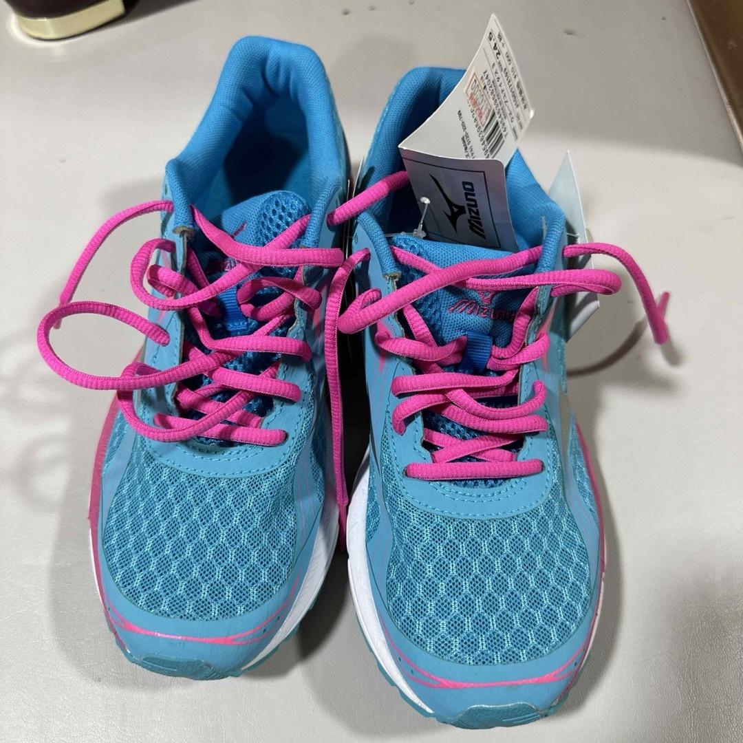 MIZUNO(ミズノ)のミズノ　水色　シューズ　24.5 水色　ピンク レディースの靴/シューズ(スニーカー)の商品写真