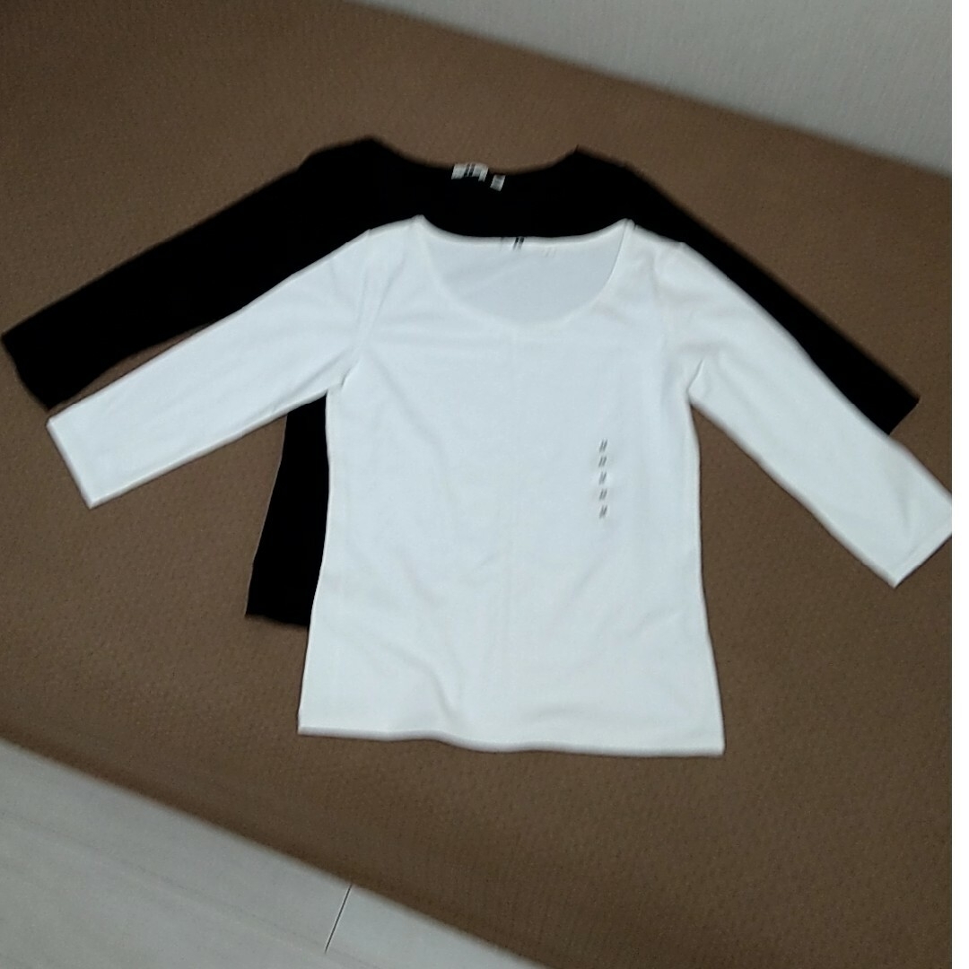 UNIQLO(ユニクロ)の【新品・未使用品】ユニクロ　Tシャツ　黒白　2枚セット　七分袖 レディースのトップス(Tシャツ(長袖/七分))の商品写真