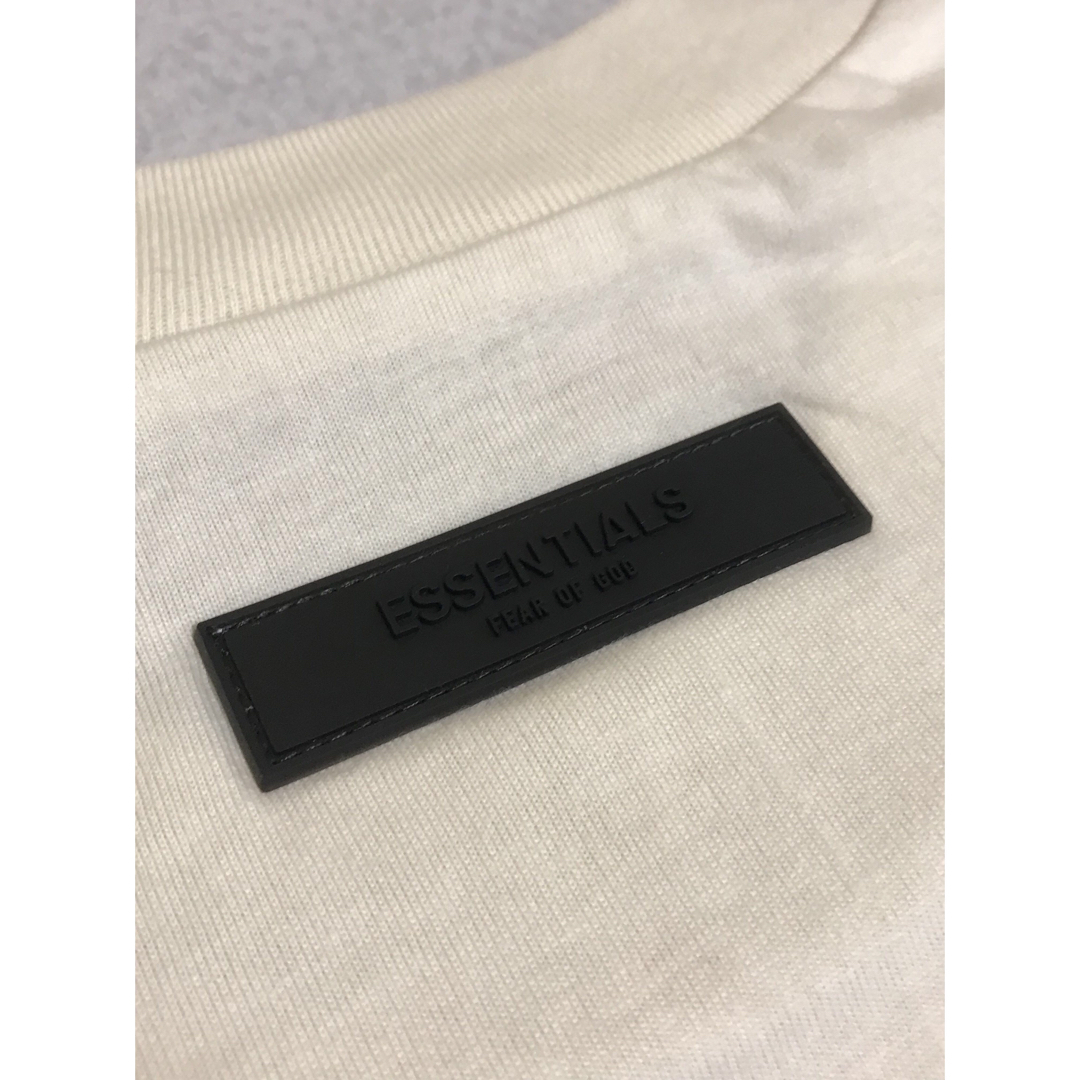 FEAR OF GOD(フィアオブゴッド)の新作FOG Essentials フロントロゴ Tシャツ EGG S メンズのトップス(Tシャツ/カットソー(半袖/袖なし))の商品写真