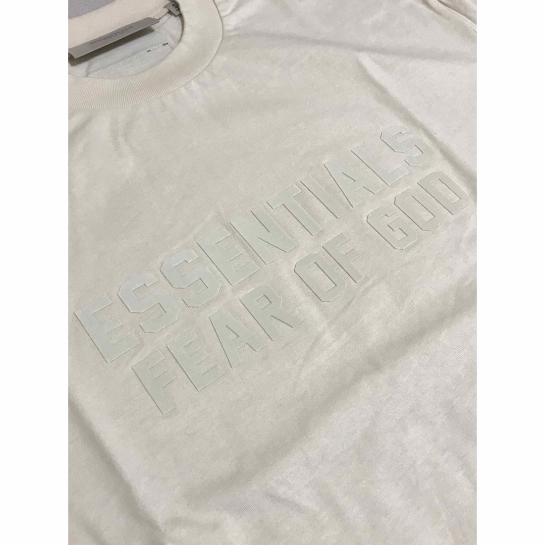 FEAR OF GOD(フィアオブゴッド)の新作FOG Essentials フロントロゴ Tシャツ EGG S メンズのトップス(Tシャツ/カットソー(半袖/袖なし))の商品写真