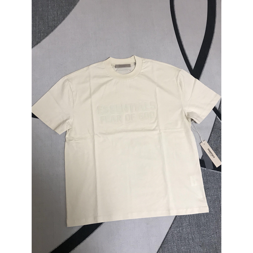 FEAR OF GOD(フィアオブゴッド)の新作FOG Essentials フロントロゴ Tシャツ EGG S メンズのトップス(Tシャツ/カットソー(半袖/袖なし))の商品写真