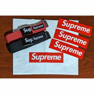 Supremeのガチャベルト2本、ショッパー大中小とBoxステッカーのセット