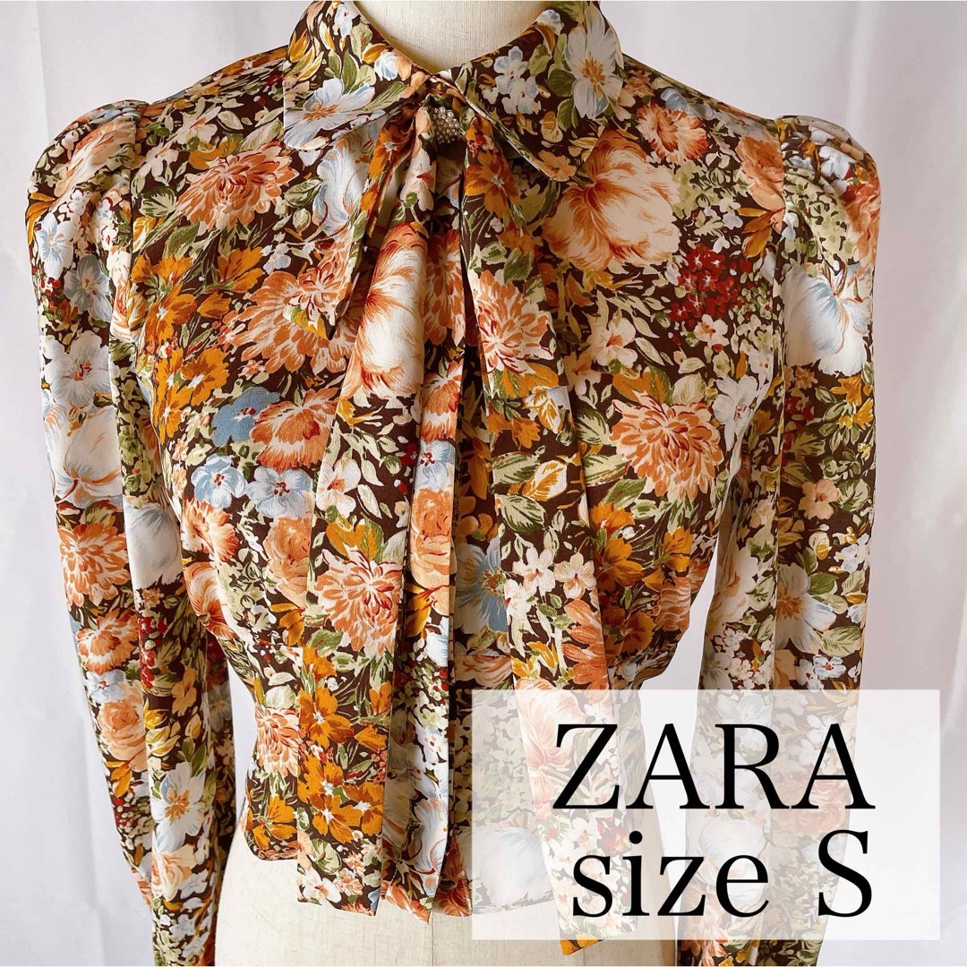 ZARA(ザラ)の【完売商品】ZARA 花柄ビジューブラウン　リボン　ブラウス　パフショルダー レディースのトップス(シャツ/ブラウス(長袖/七分))の商品写真