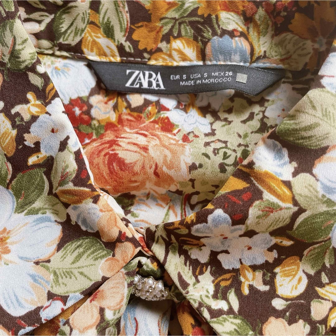 ZARA(ザラ)の【完売商品】ZARA 花柄ビジューブラウン　リボン　ブラウス　パフショルダー レディースのトップス(シャツ/ブラウス(長袖/七分))の商品写真