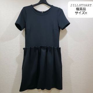 ジルスチュアート(JILLSTUART)のジルスチュアート　ストレッチスキューバワンピース　ドッキングワンピ　M　フリル(ひざ丈ワンピース)