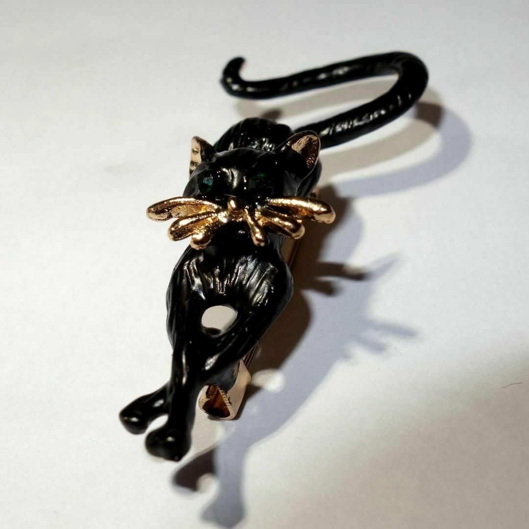 黒猫　クロネコ　ねこ　伸び　ラインストーン　ブローチ　ピンバッジ　ラペルピン レディースのアクセサリー(ブローチ/コサージュ)の商品写真