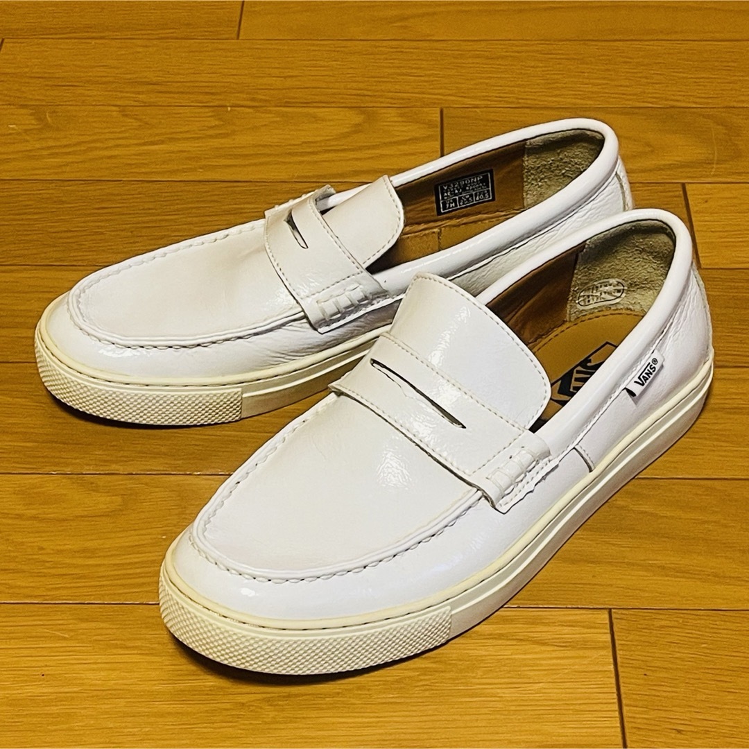 VANS(ヴァンズ)の【美品】バンズ 本革レザー ローファー エナメル ホワイト 25.5cm メンズの靴/シューズ(その他)の商品写真