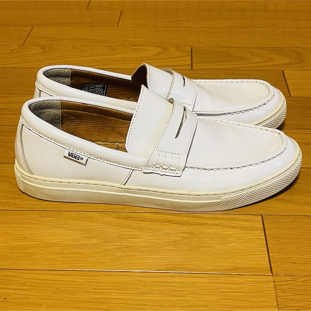 VANS(ヴァンズ)の【美品】バンズ 本革レザー ローファー エナメル ホワイト 25.5cm メンズの靴/シューズ(その他)の商品写真