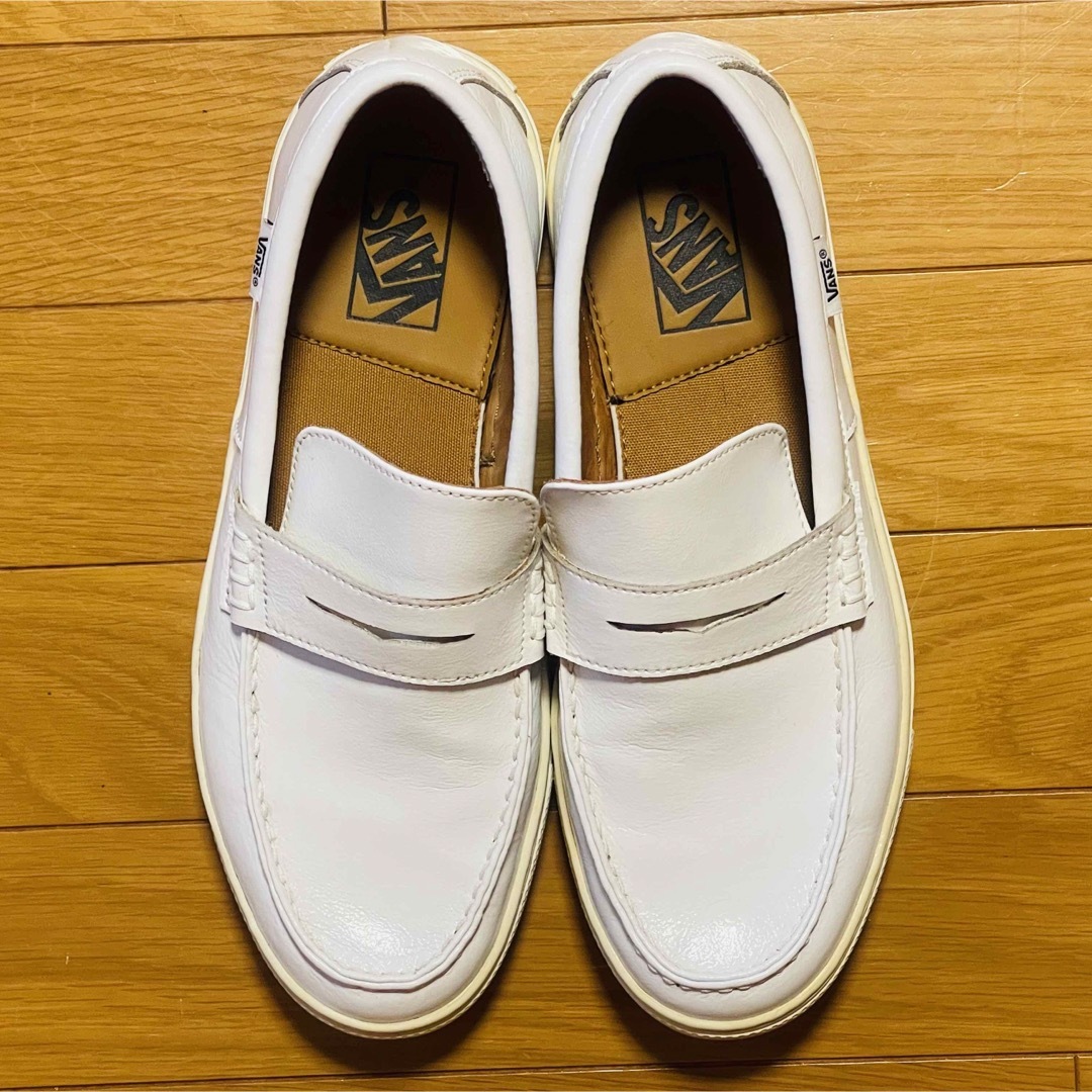 VANS(ヴァンズ)の【美品】バンズ 本革レザー ローファー エナメル ホワイト 25.5cm メンズの靴/シューズ(その他)の商品写真