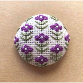 刺繍ブローチ　花柄⑳【アイボリー×紫】(ブローチ/コサージュ)