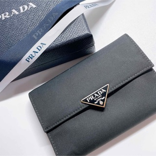プラダ(PRADA)の美品 PRADA 三つ折財布 ブラック ナイロン レザー 三角プレート 三角ロゴ(財布)