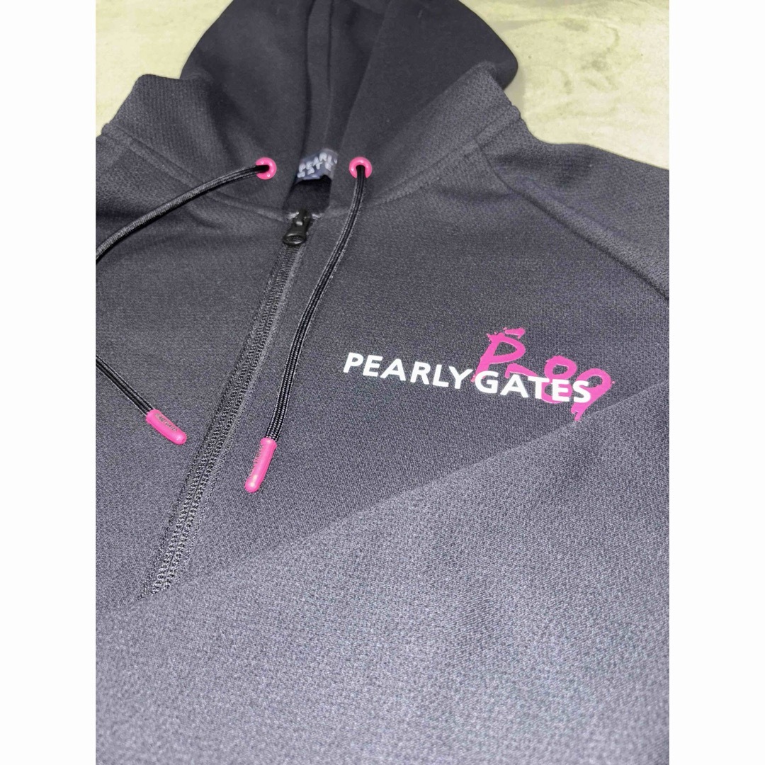 PEARLY GATES(パーリーゲイツ)の（超美品）パーリーゲイツ、pink&black、ペイントロゴ、パーカー、サイズ5 スポーツ/アウトドアのゴルフ(ウエア)の商品写真