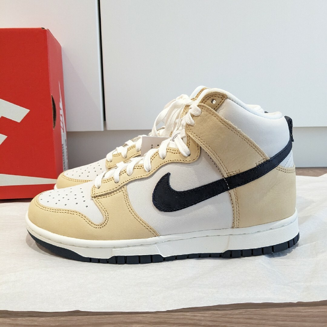 NIKE(ナイキ)の新品 NIKE DUNK HIGH RETRO ナイキ ダンク 未使用 ベージュ レディースの靴/シューズ(スニーカー)の商品写真