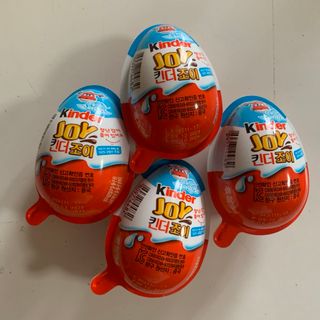 韓国　キンダージョイ　kinder joy ブルー　4個(菓子/デザート)