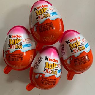 韓国　キンダージョイ　kinder joy ピンク　4個(菓子/デザート)