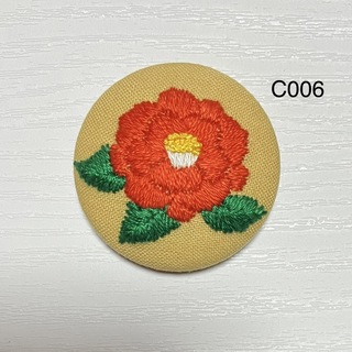 【C006】大きな椿の花刺繍ブローチ(ヘアゴム)  ハンドメイド くるみボタン(ブローチ/コサージュ)