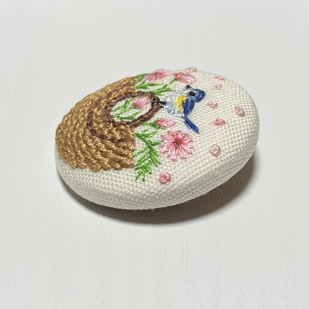 【B378】花かご小鳥刺繍ブローチ くるみボタン ハンドメイド レディースのアクセサリー(ブローチ/コサージュ)の商品写真