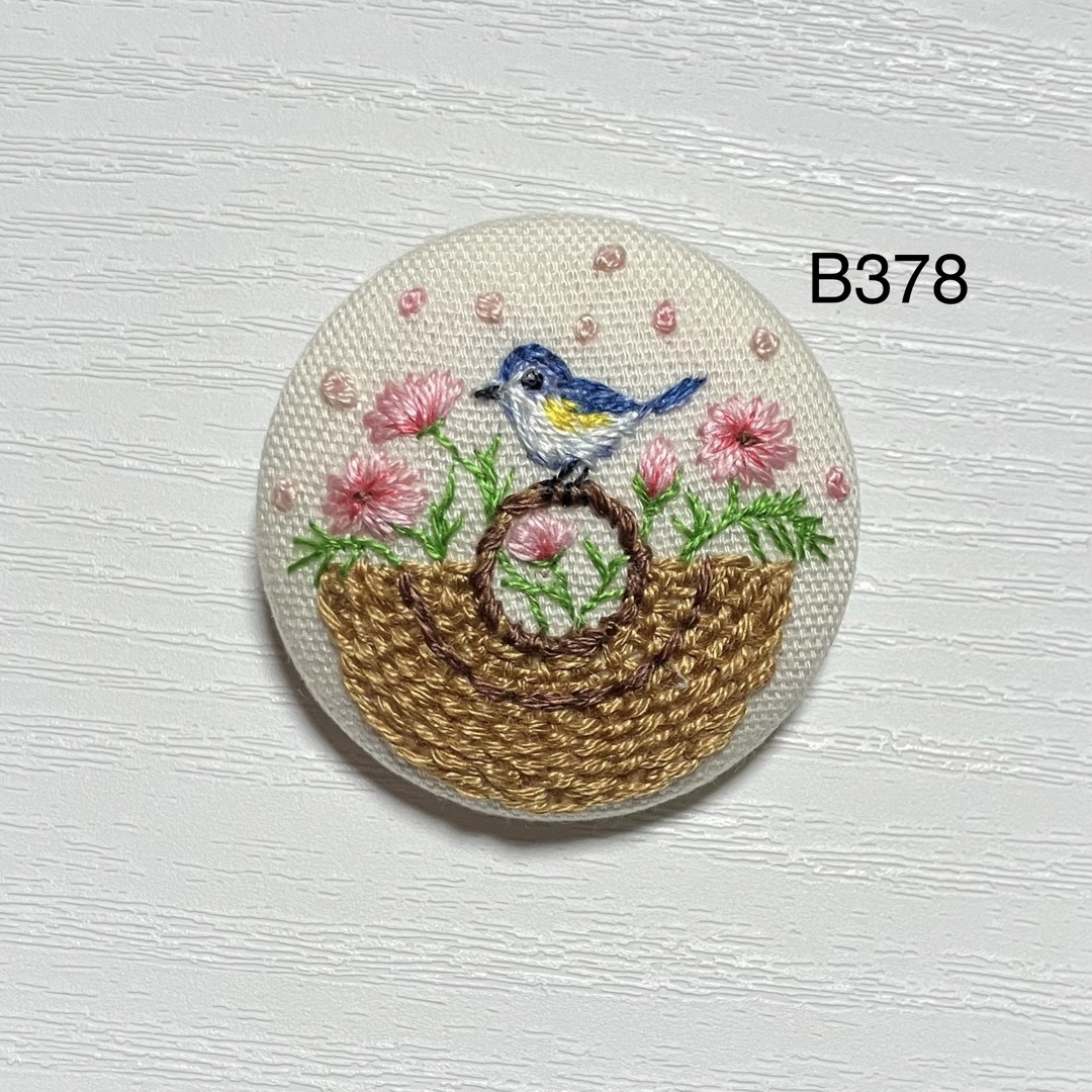 【B378】花かご小鳥刺繍ブローチ くるみボタン ハンドメイド レディースのアクセサリー(ブローチ/コサージュ)の商品写真