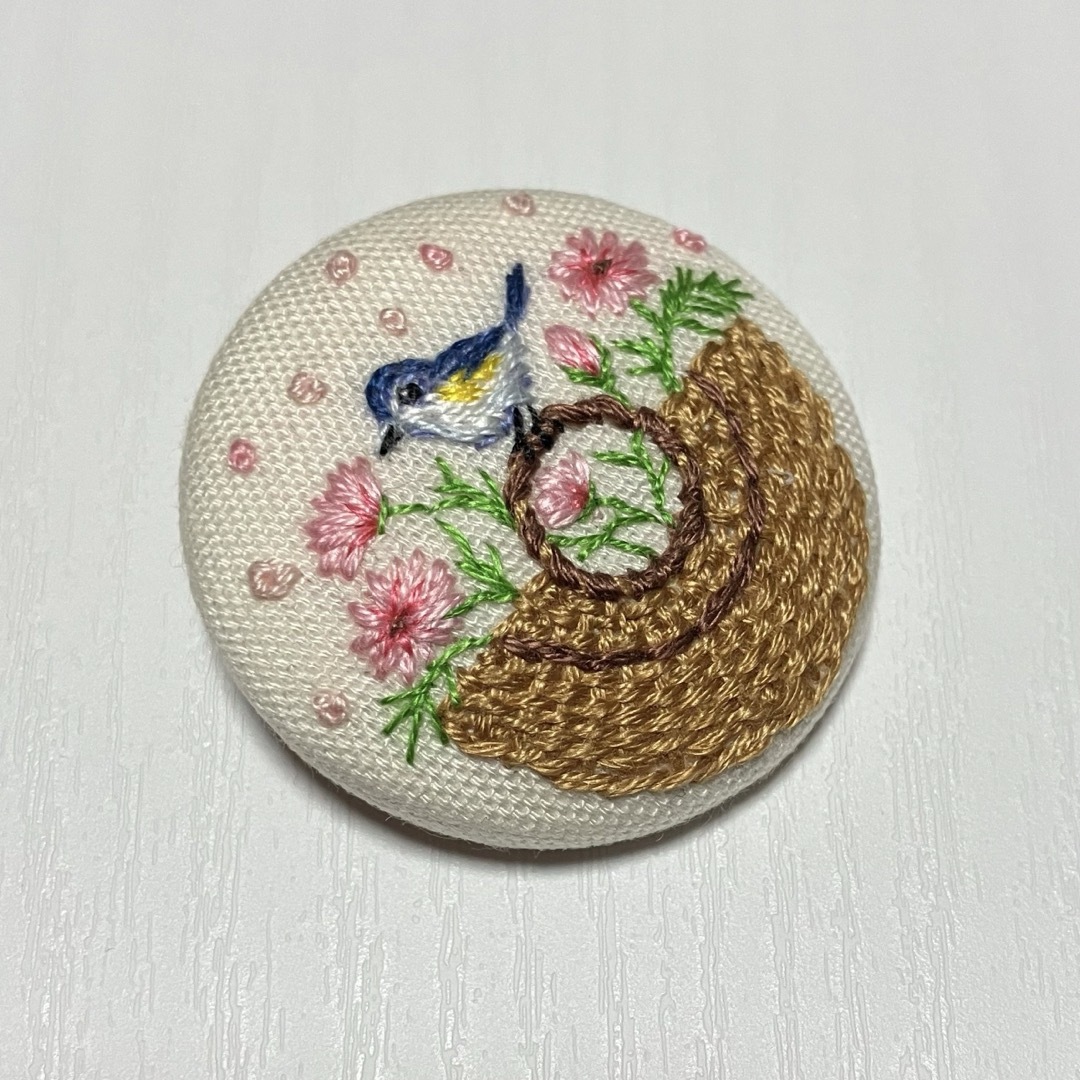 【B378】花かご小鳥刺繍ブローチ くるみボタン ハンドメイド レディースのアクセサリー(ブローチ/コサージュ)の商品写真