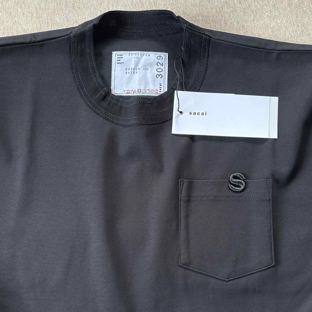 sacai(サカイ)の23AW新品1 sacai サカイ メンズ S ロゴ パッチ Tシャツ ブラック メンズのトップス(Tシャツ/カットソー(半袖/袖なし))の商品写真