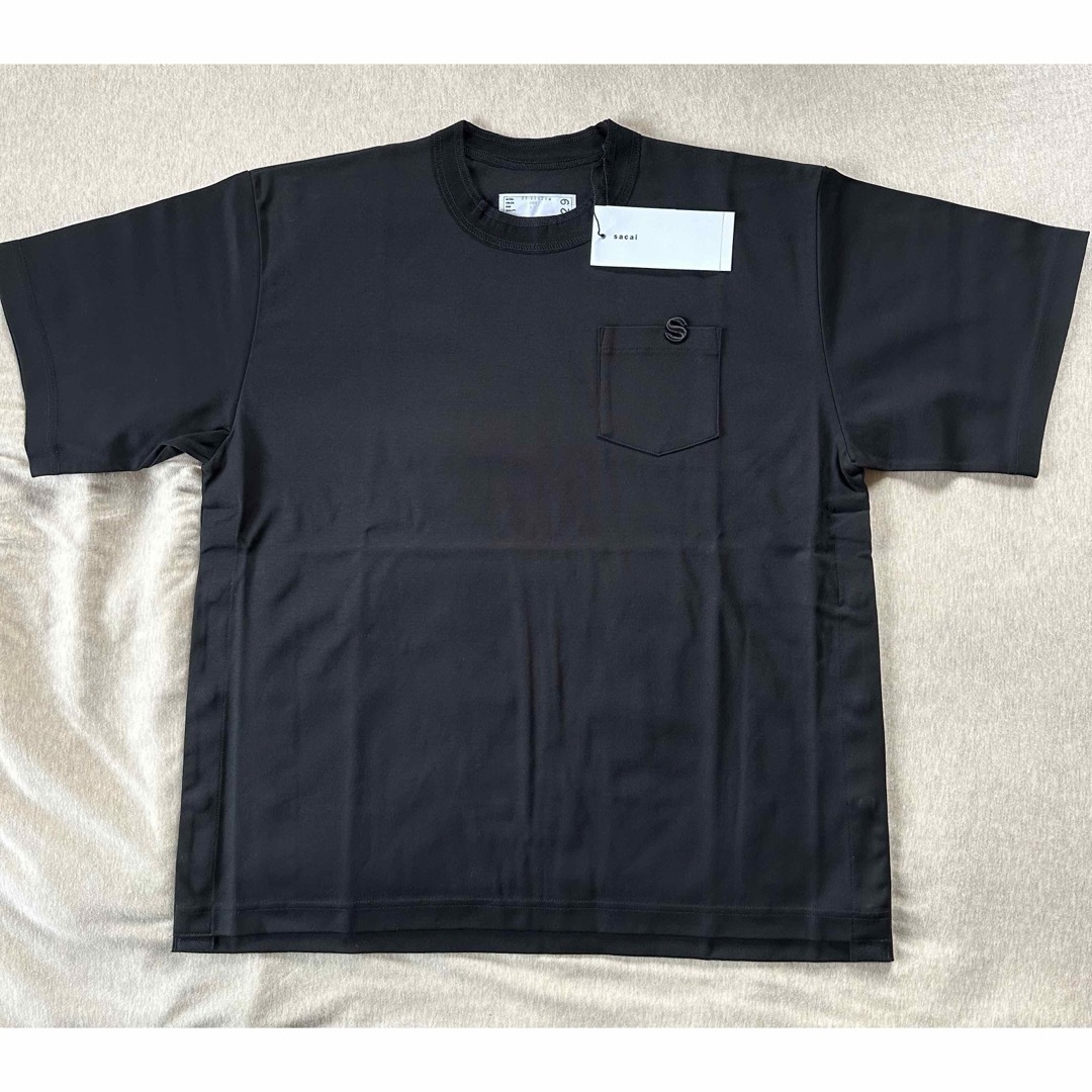 sacai(サカイ)の23AW新品1 sacai サカイ メンズ S ロゴ パッチ Tシャツ ブラック メンズのトップス(Tシャツ/カットソー(半袖/袖なし))の商品写真