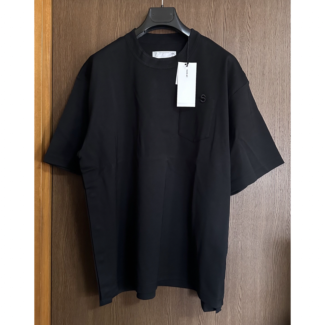 sacai(サカイ)の23AW新品1 sacai サカイ メンズ S ロゴ パッチ Tシャツ ブラック メンズのトップス(Tシャツ/カットソー(半袖/袖なし))の商品写真