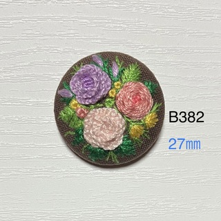 【B382】お花刺繍ブローチ くるみボタン ハンドメイド 薔薇(ブローチ/コサージュ)