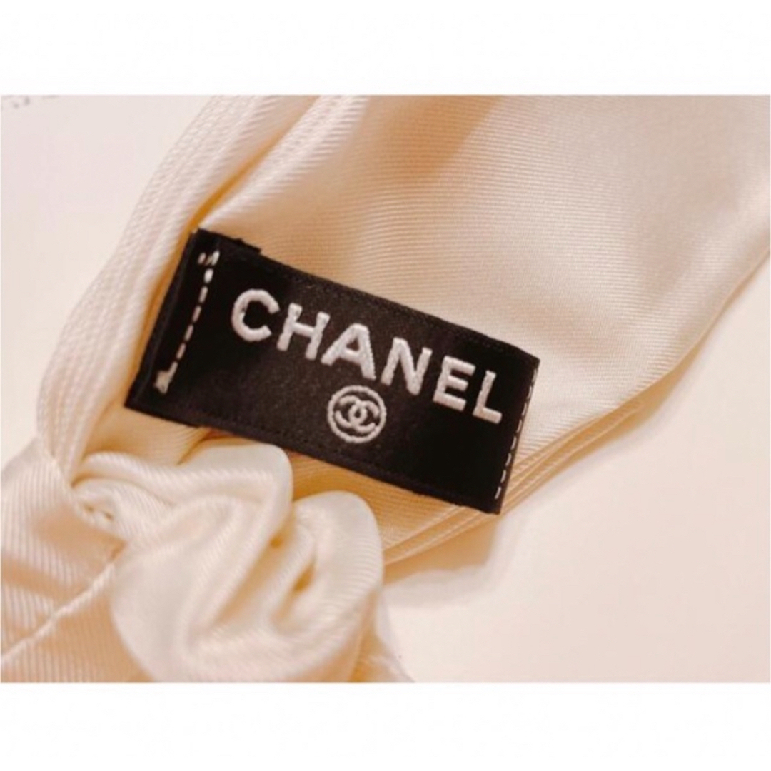 CHANEL(シャネル)のCHANEL シャネル　シュシュ　リボン　ホワイト　白　新品　ヘアアクセサリー レディースのヘアアクセサリー(ヘアゴム/シュシュ)の商品写真