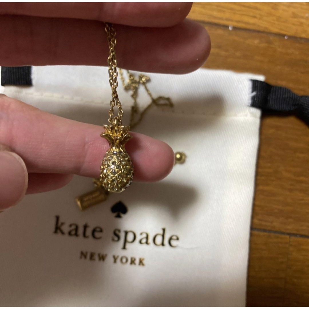 kate spade new york(ケイトスペードニューヨーク)のケイトスペード　パイナップル　ネックレス　巾着付き　正規品 レディースのアクセサリー(ネックレス)の商品写真